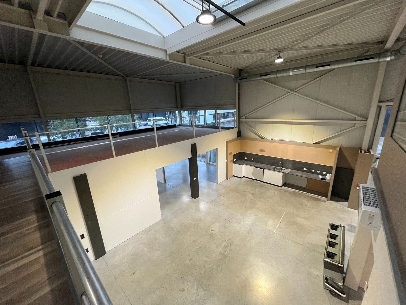 Bedrijfshal met kantoor foto 5