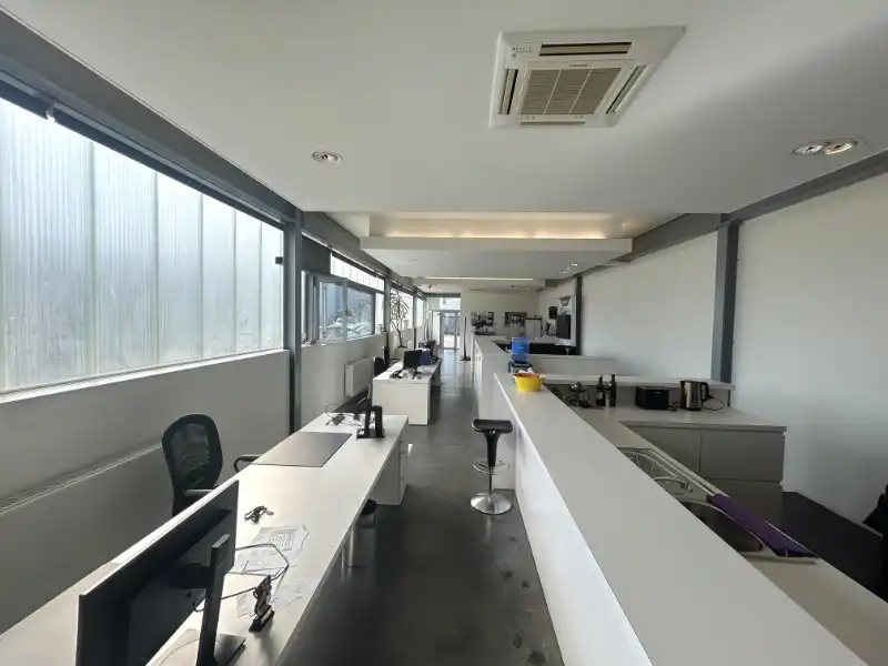 Moderne KMO-unit met 299 m² kantoren en 324 m² magazijn – nabij R4 foto 7