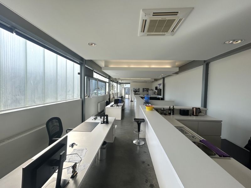 Moderne KMO-unit met 299 m² kantoren en 324 m² magazijn – nabij R4 foto 7