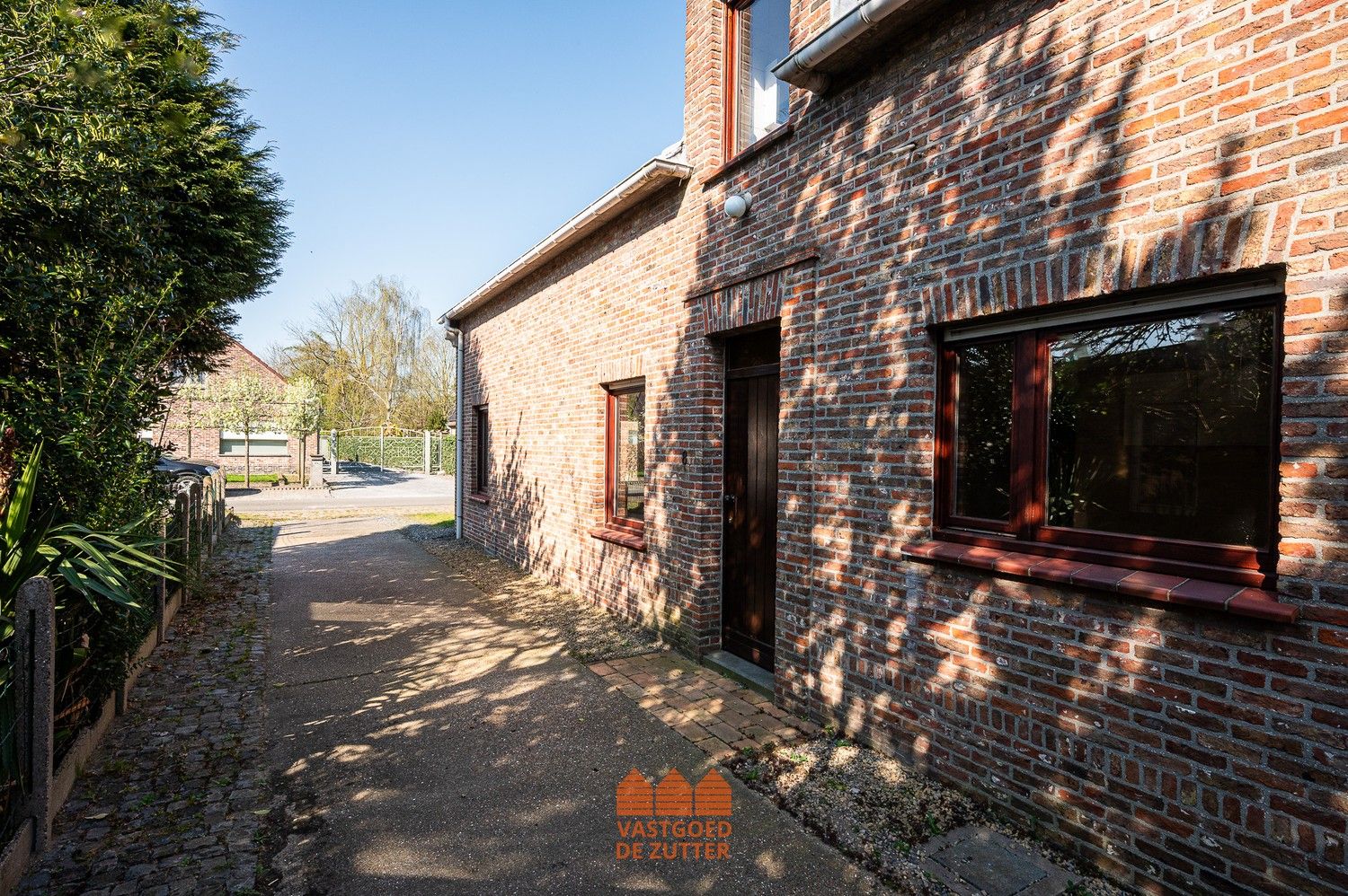 Halfopen bebouwing met tuin en garage in rustige doodlopende straat foto 4
