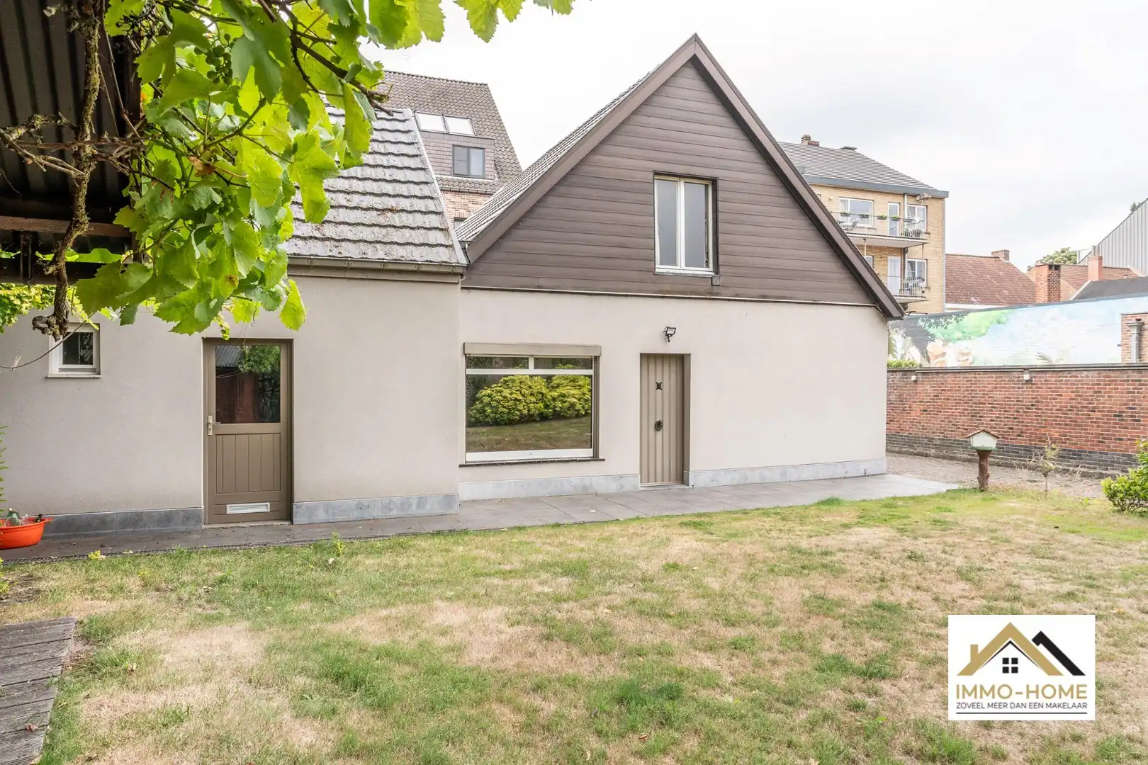 Op te frissen woning op topligging in centrum Lochristi!  foto 3