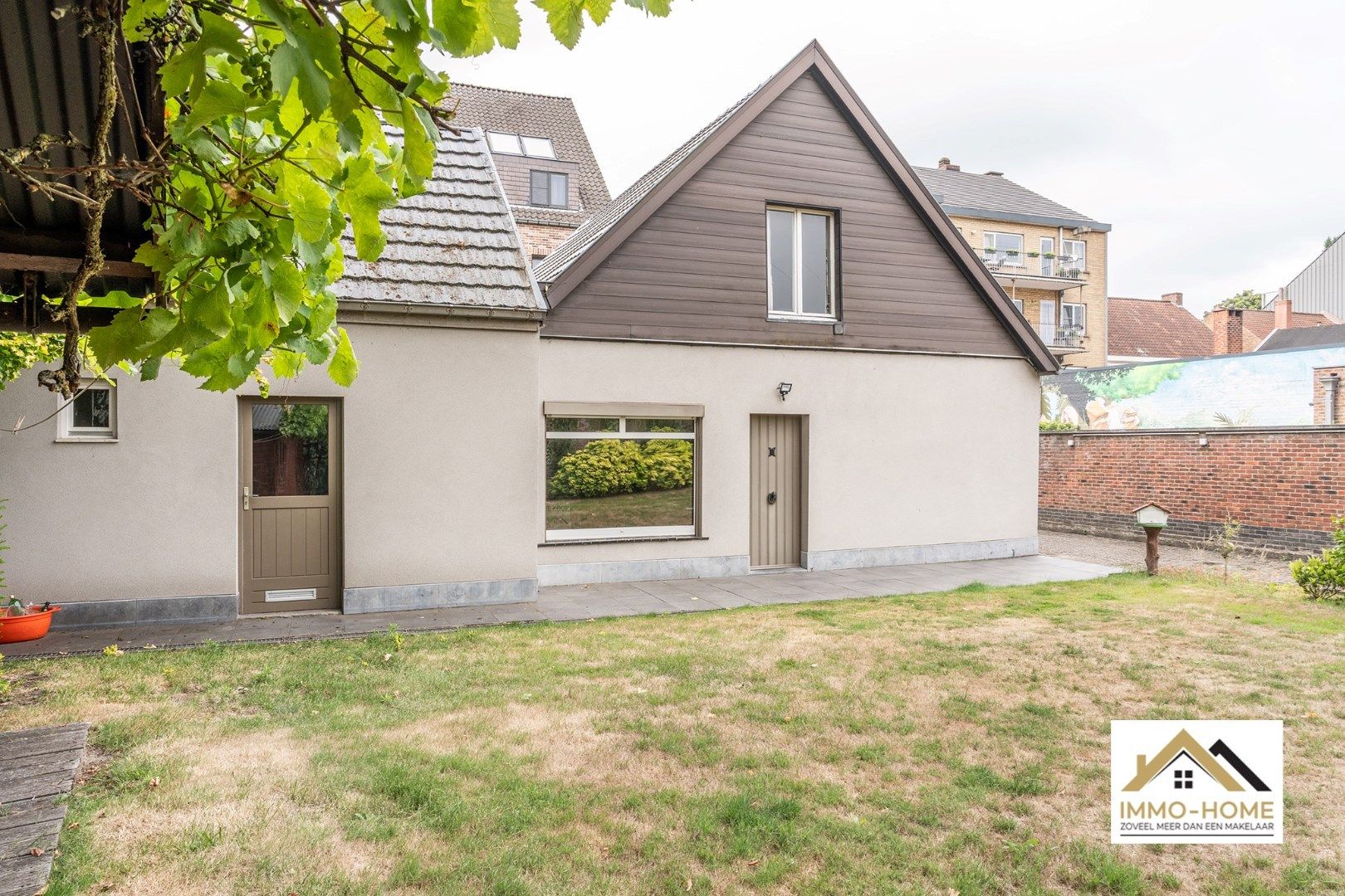 Op te frissen woning op topligging in centrum Lochristi!  foto 3