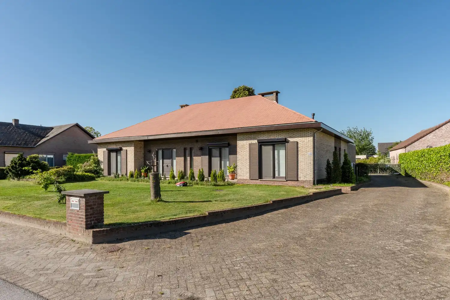 Ruime energiezuinige gezinswoning met polyvalente ruimte op toplocatie in Kaulille foto {{pictureIndex}}