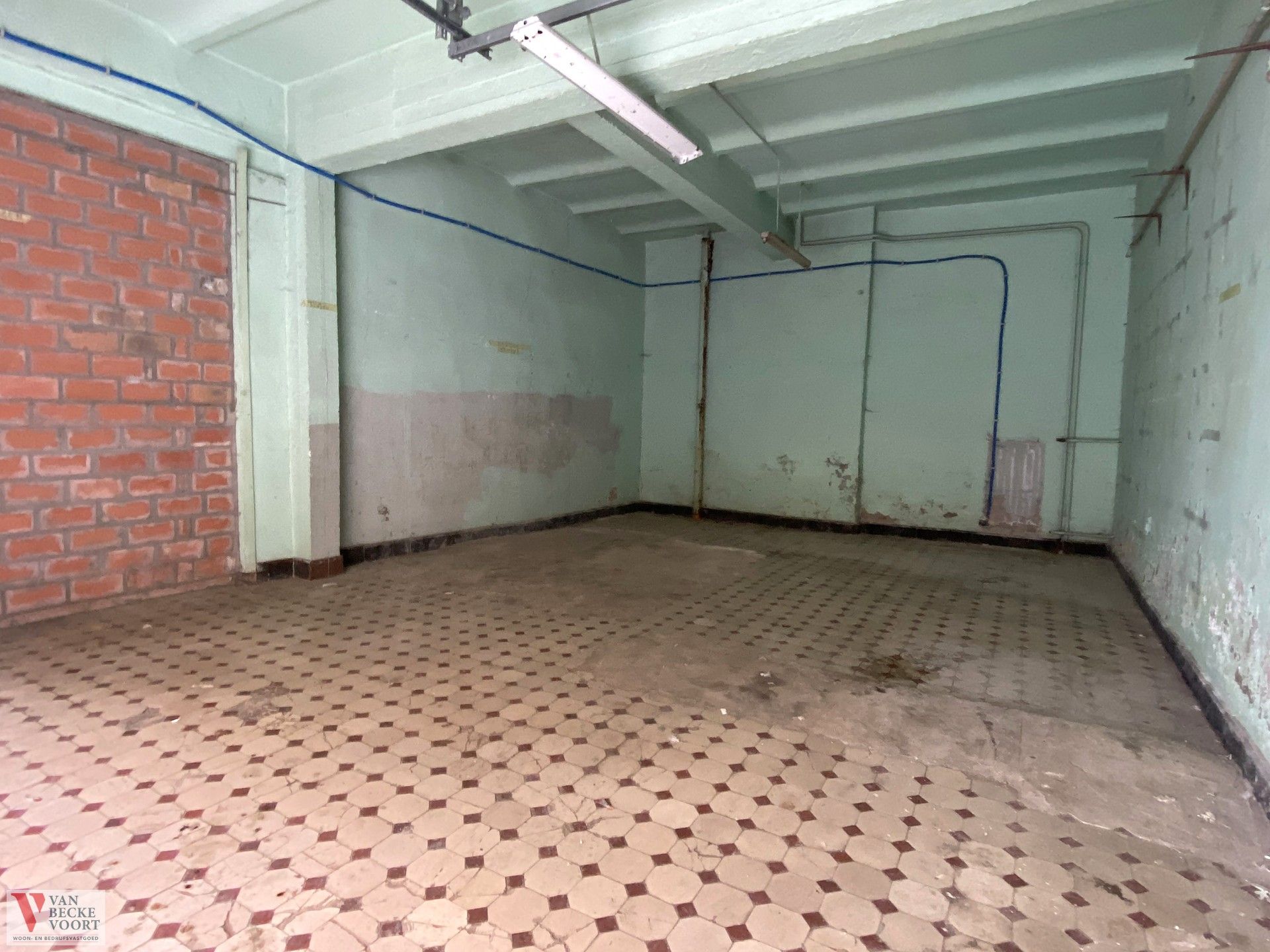 Ruime garagebox/opslagplaats in het centrum foto 2