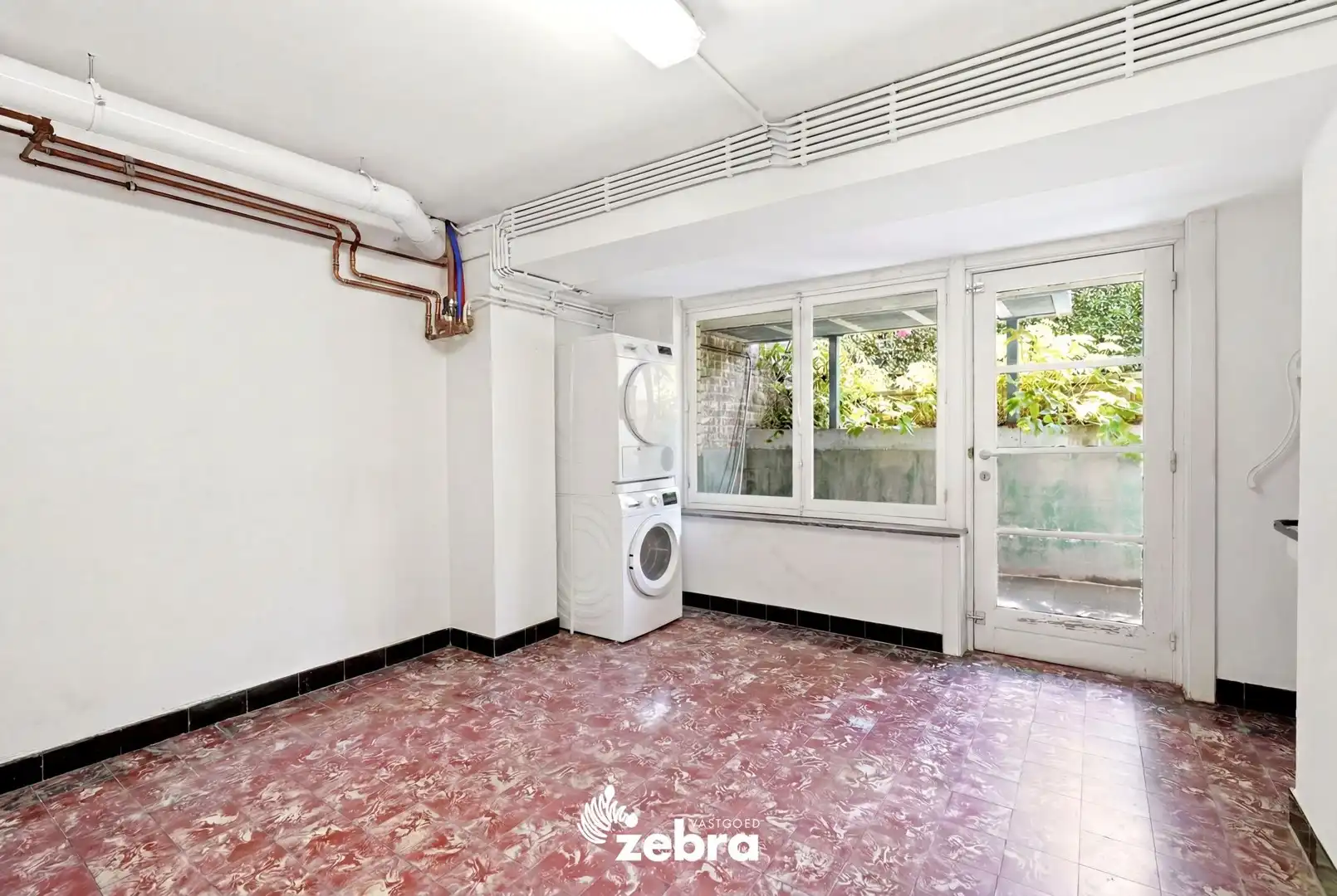 Kwalitatief gerenoveerde herenwoning met garage te Sint-Elisabeth Kortrijk! foto 26