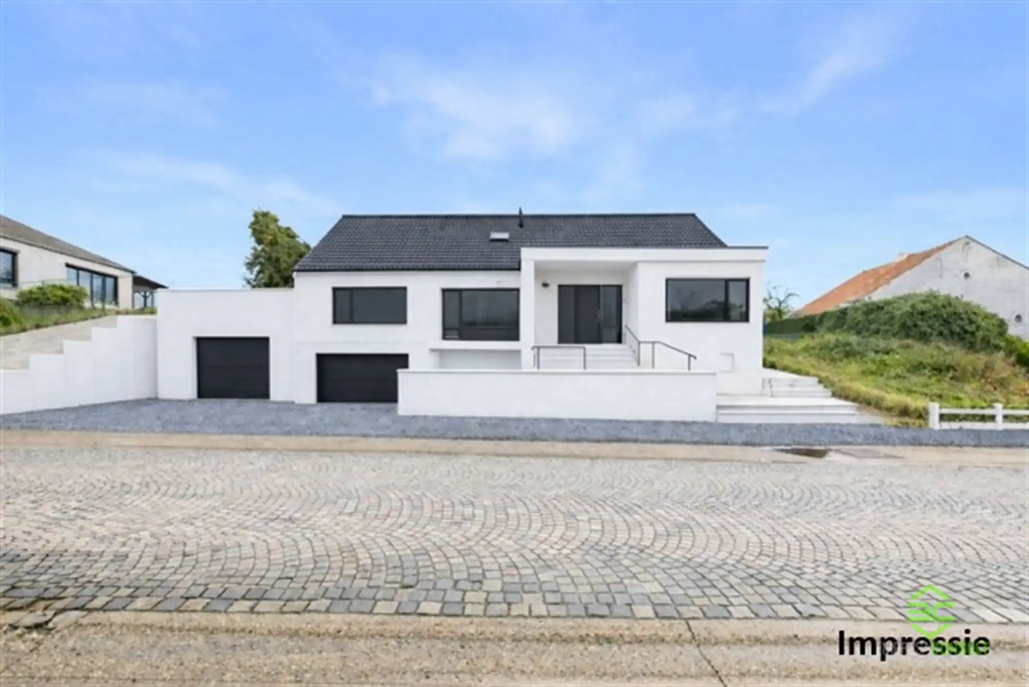 Instapklare gezinswoning met 6slpk en grote aparte garage! foto 2