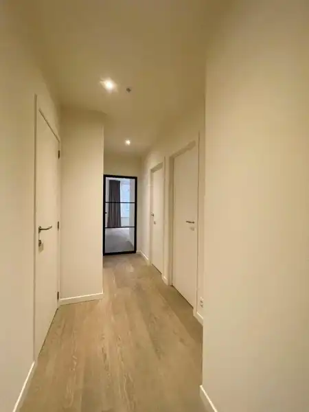 Instapklaar 2-slaapkamer appartement in hartje Kortrijk! foto 11