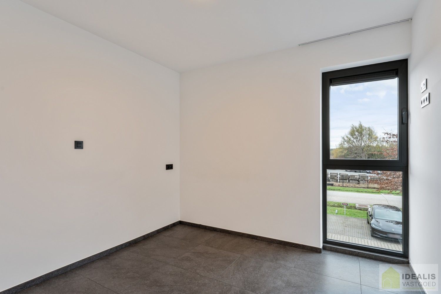 INSTAPKLAAR APPARTEMENT MET MAGAZIJN/KANTOOR OP BEDRIJVENTERREIN DE RIETKOLK!! Dit instapklare pand bestaat uit een hal/opslag van +-100m², met bureel/keuken en een aparte inkom voor het woongedeelte. Het appartement omvat een ruime woonkamer met uitgeruste keuken, 2 slaapkamers, badkamer, bergruimte en waskamer. Het pand leent zich perfect als kantoorlocatie met opslag in combinatie met wonen. foto 17