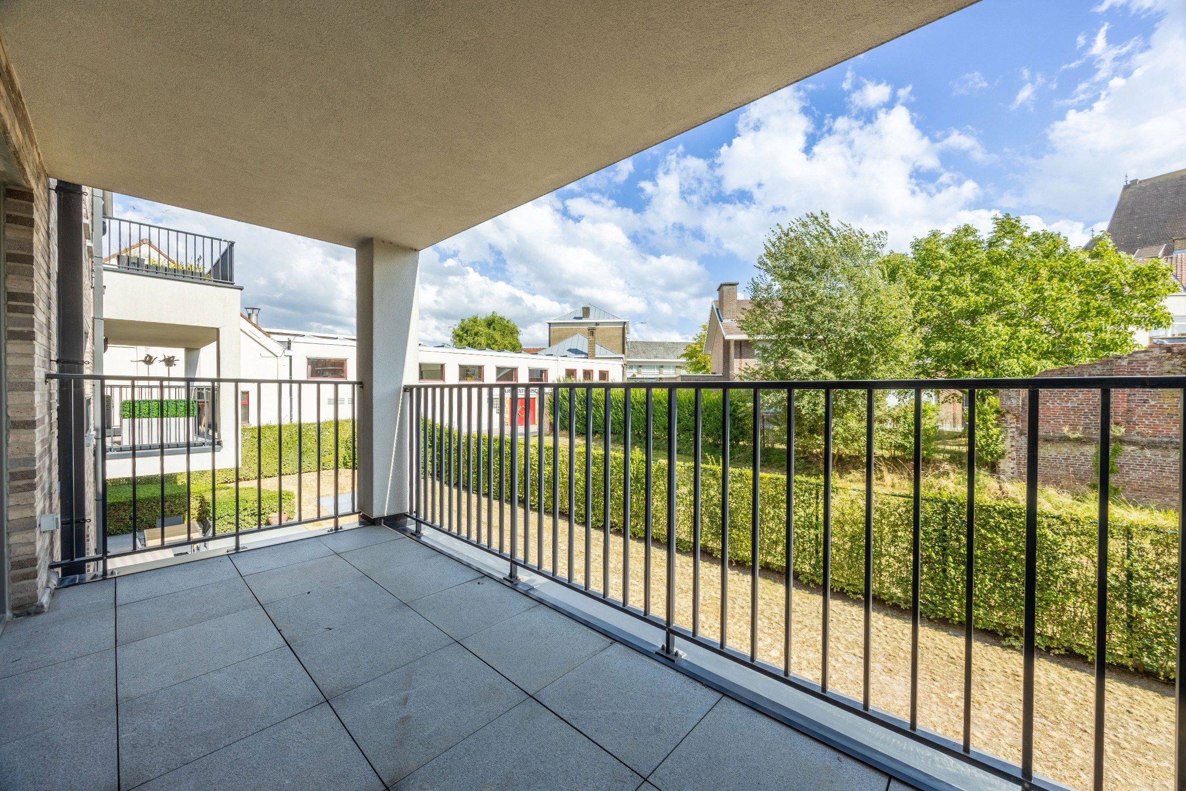 RECENT APPARTEMENT MET PRACHTIG ZONNETERRAS EN DUBBELE GARAGE foto 4
