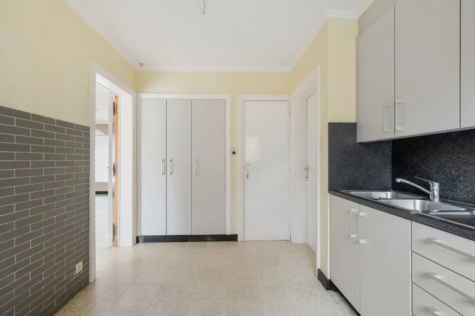 Woning met 3 slaapkamers, zolder, garage en tuin in het centrum van Dadizele foto 6