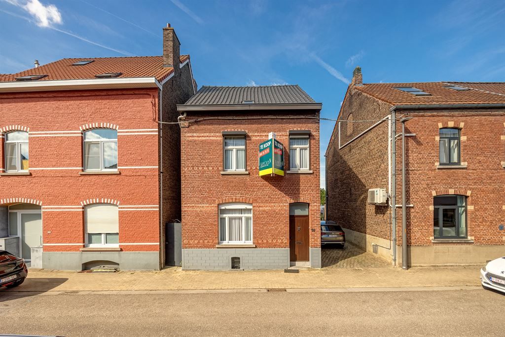 Hoofdfoto van de publicatie: Te renoveren gezinswoning in rustige straat!
