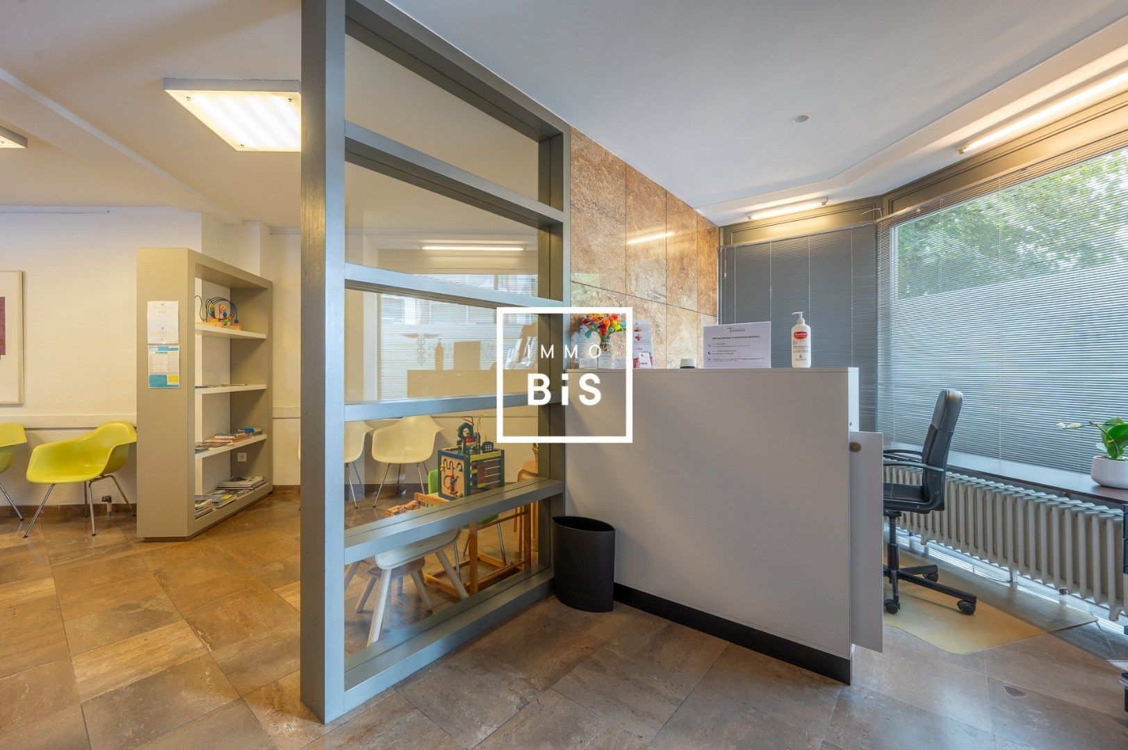 Centraal gelegen instapklaar handelspand op topligging in de Dumortierlaan foto 2