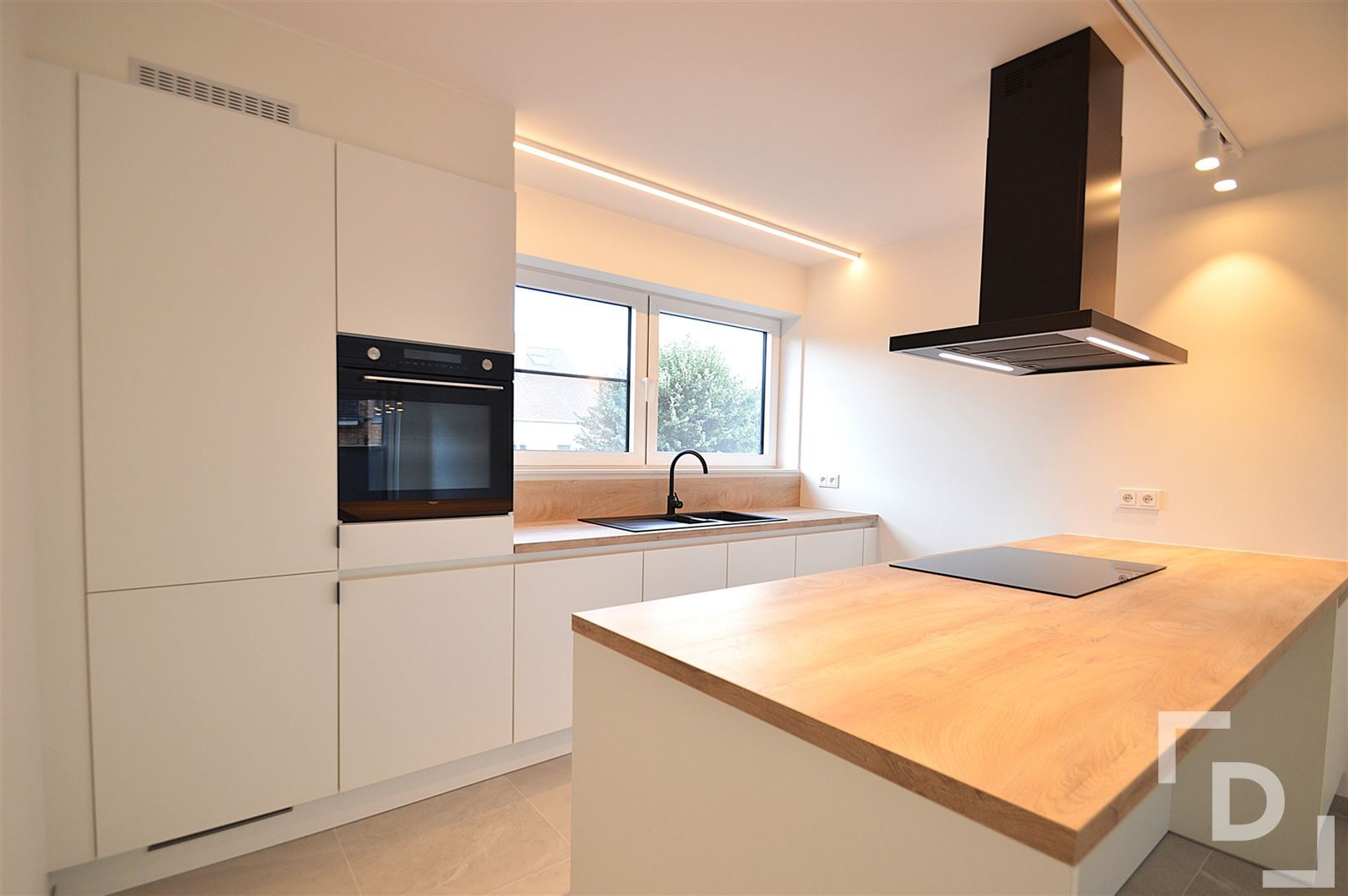 Nieuwbouwappartement van hoogwaardige afwerking met staanplaats te huur in centrum Ieper foto 4
