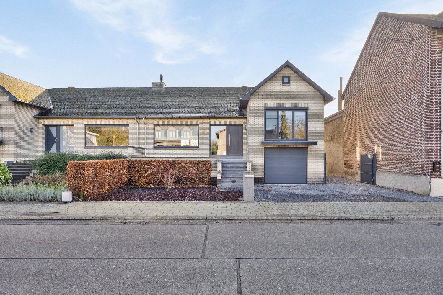 Moderne split-level woning met ruime tuin in Maasmechelen foto {{pictureIndex}}