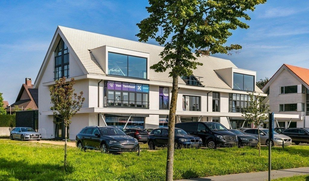 Lichtrijk kantoor te huur op zichtlocatie te Sint-Martens-Latem foto {{pictureIndex}}