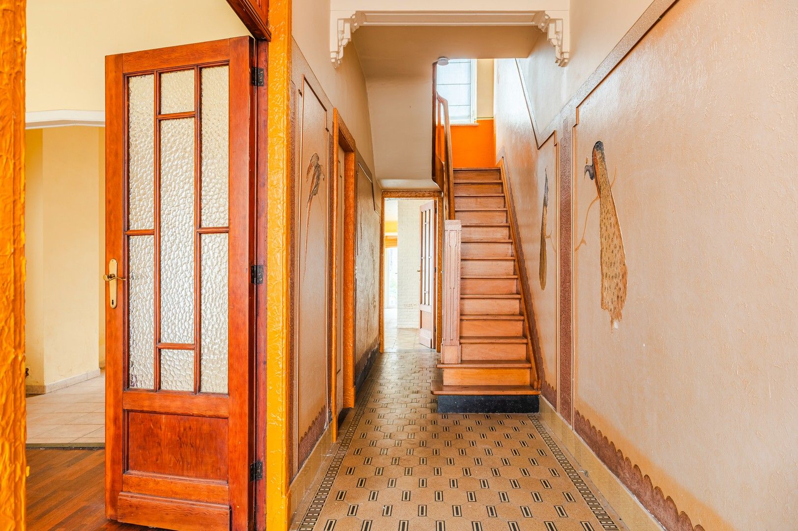 Te renoveren woning met garage foto 2