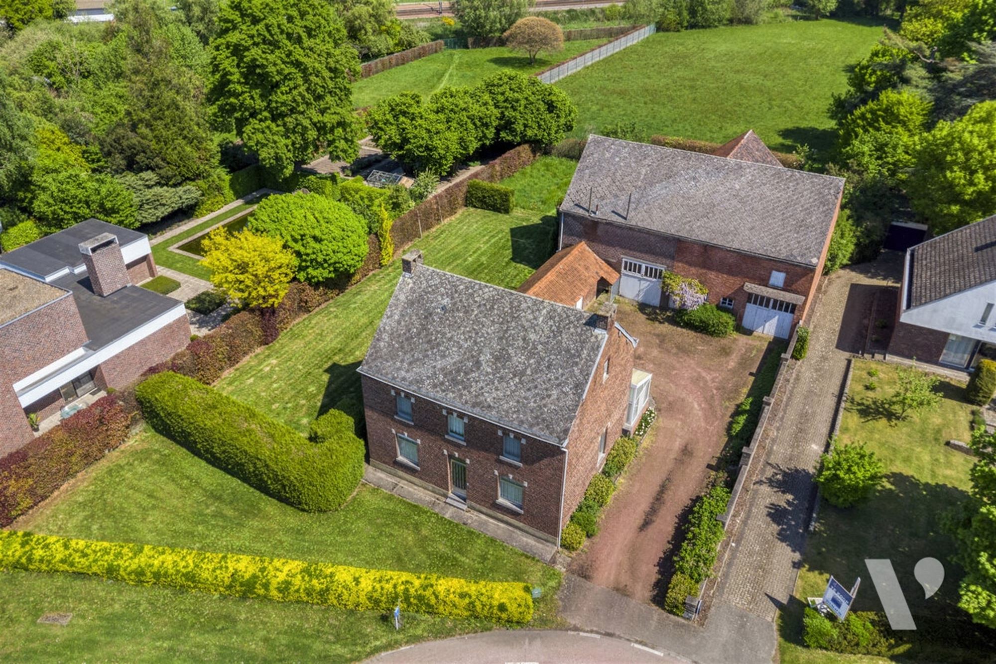 Statige woning met bijgebouw, tuin en weiland op 61a87ca foto 3
