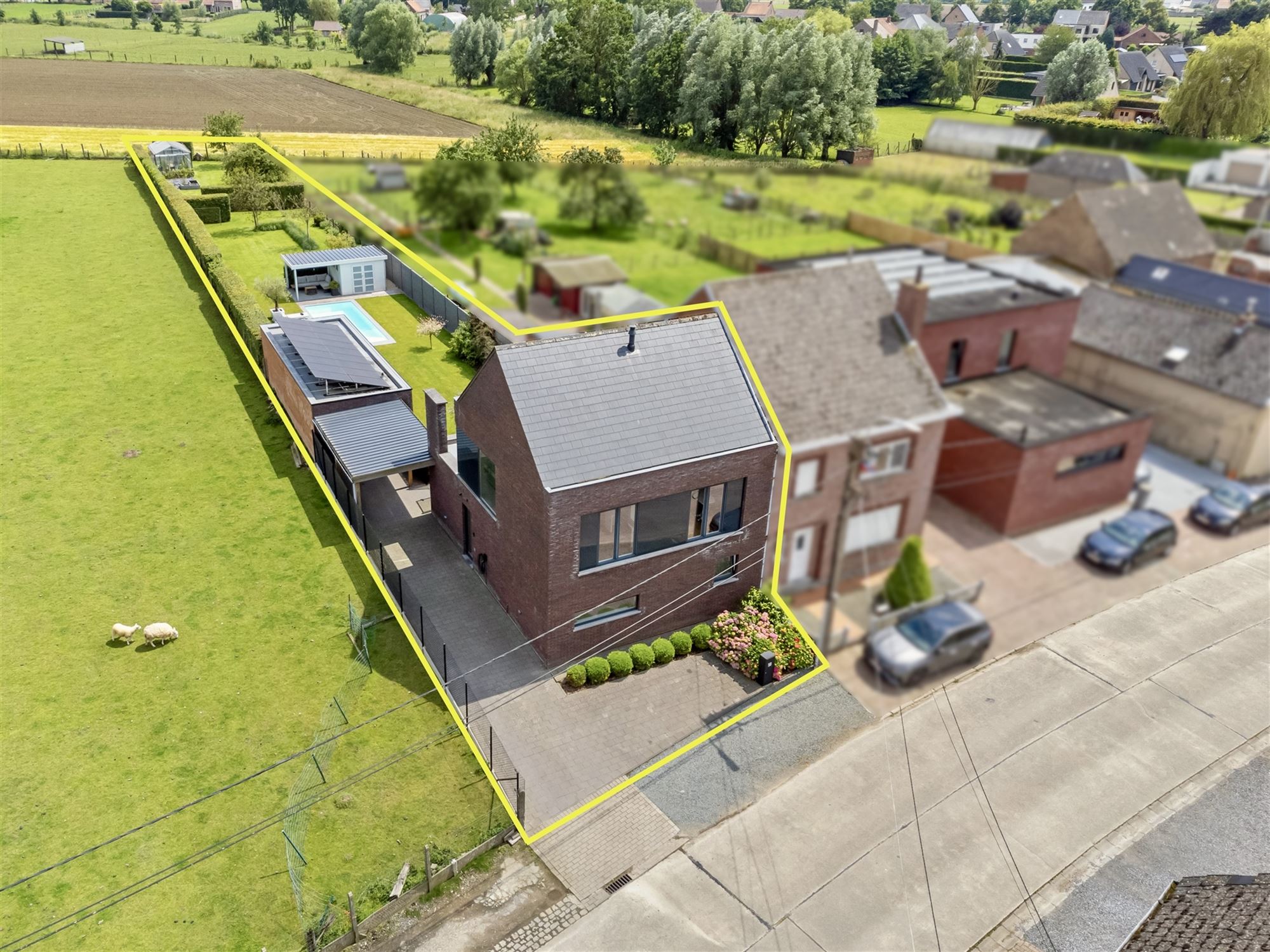 Knappe 3-gevel villa met 3 slpks, prachtige tuin en zwembad foto 1