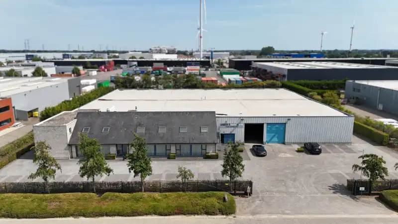 Bedrijfsgebouw met kantoren en ruime buitenstockage foto 2