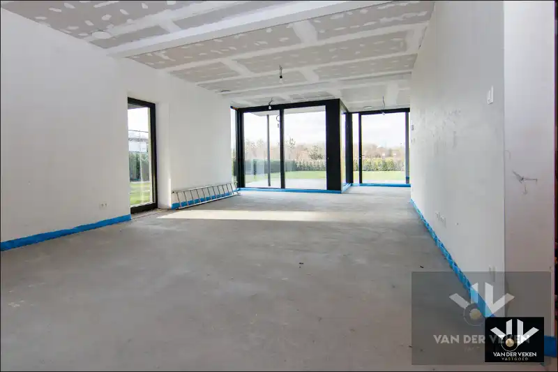 TOTAAL VERNIEUWDE WONING - ENKEL NOG AFWERKEN NAAR EIGEN SMAAK EN INZICHT foto 9