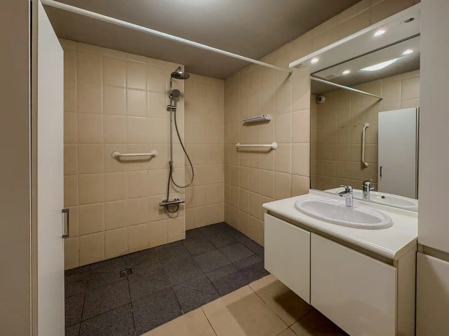 Gelijkvloers appartement met 2 slaapkamers in het centrum. foto 5