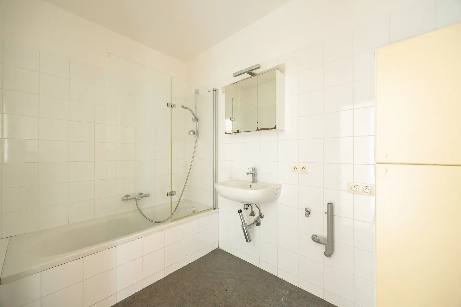 Appartement met 2 slpk, terras en autostaanplaats foto 12