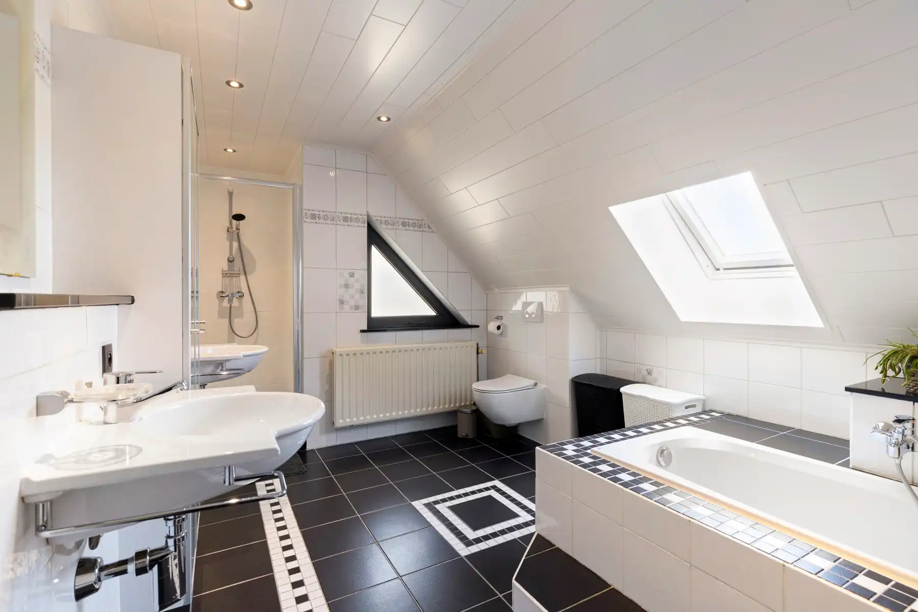 Instapklare woning met 3 slpk en ruime garage op toplocatie foto 22