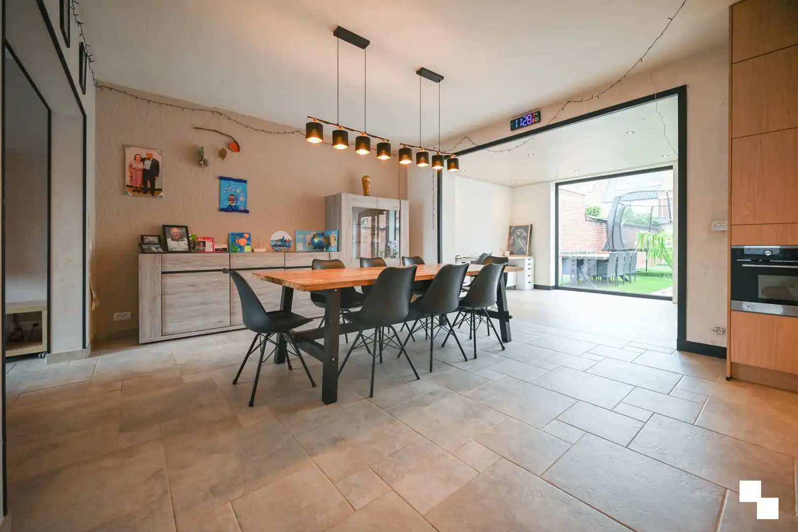 Energiezuinige, gerenoveerde gezinswoning met inpandige garage foto 9
