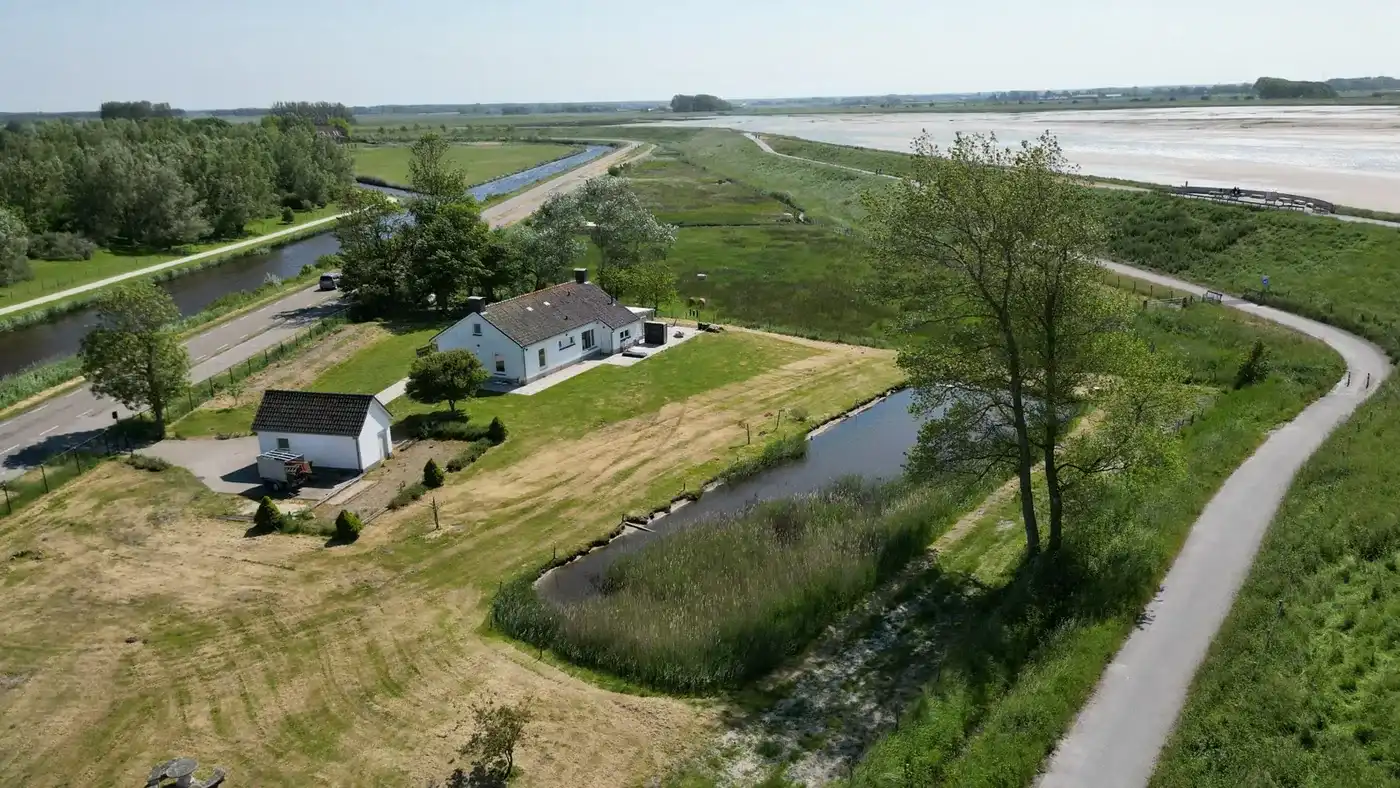 Perceel van 4940m² met uitzonderlijk vergund plan van een strakke moderne woning in een open omgeving te midden de natuur.  foto 11