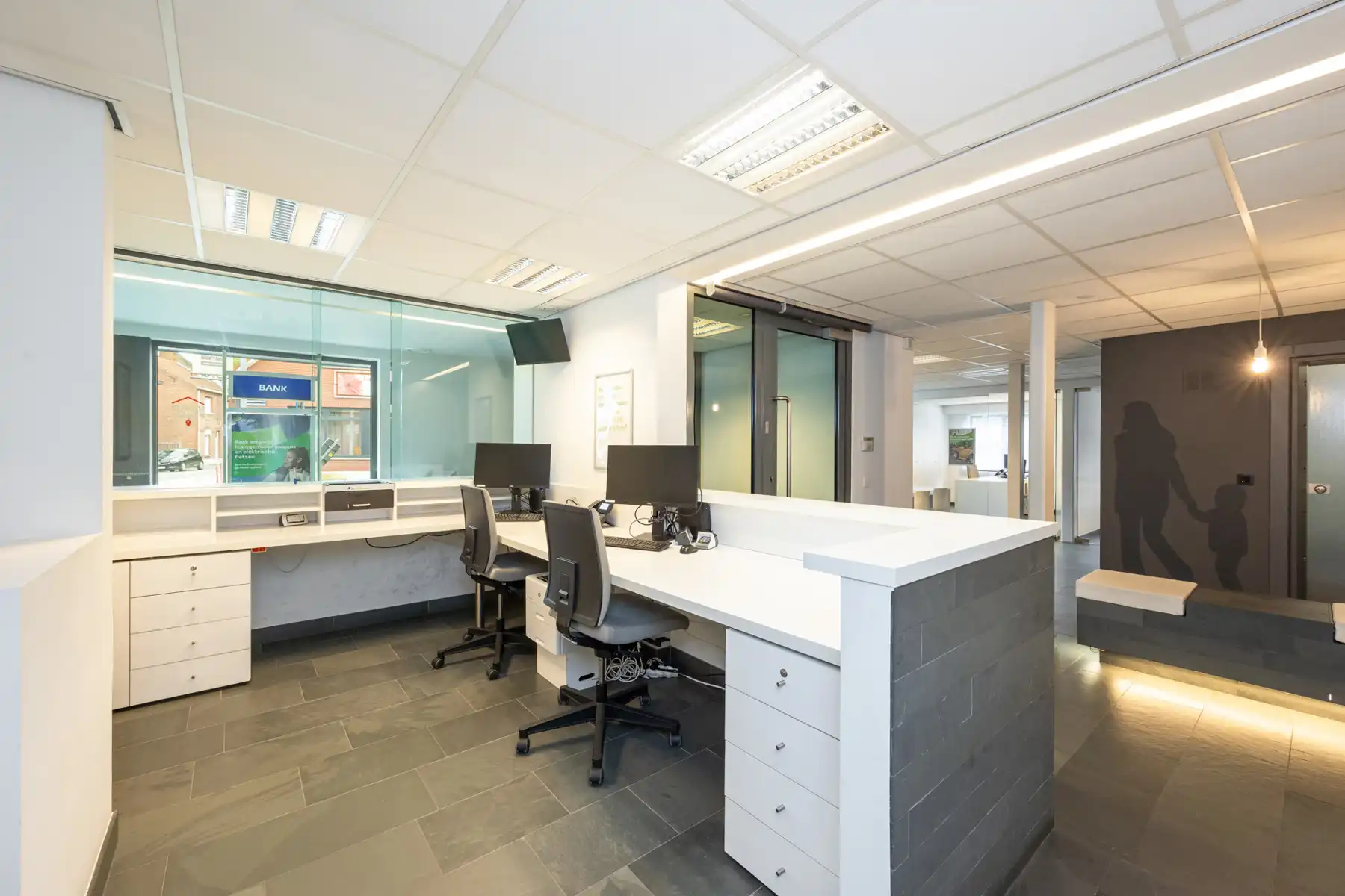 Goed gelegen kantoorruimte (circa 265m²) in het centrum van Meer (Hoogstraten) met parking. foto 6