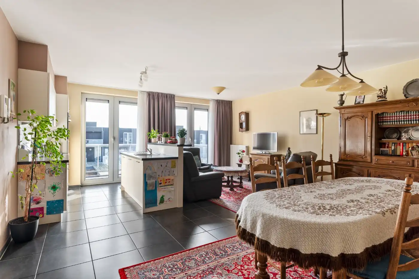 Recent, energiezuinig app. op 2e verd. met 2 slpk. en terras foto {{pictureIndex}}