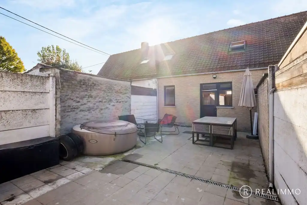 Instapklare, gerenoveerde woning met tuin en autostaanplaats in Bossuit foto 10
