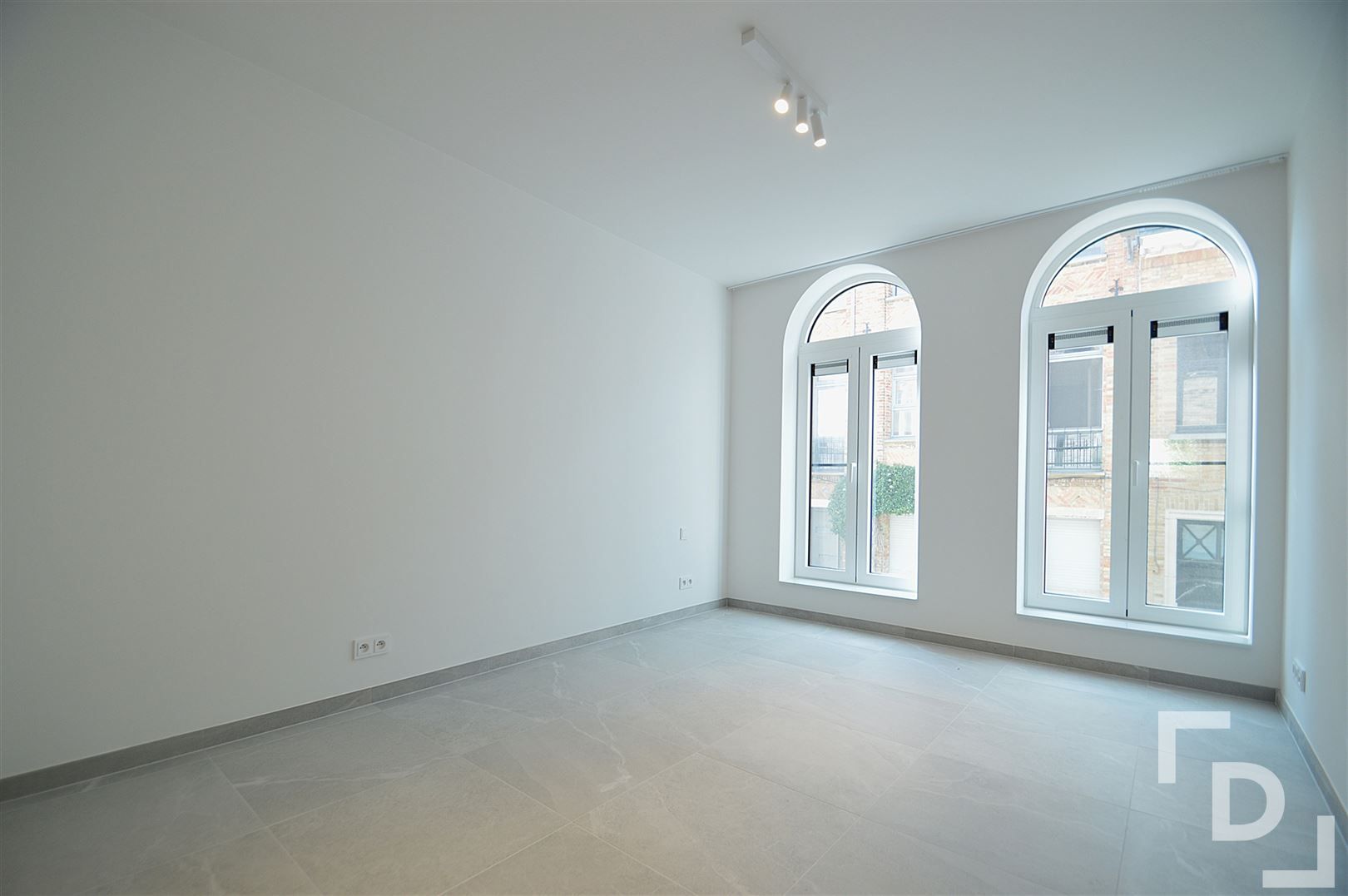 Nieuwbouwappartement van hoogwaardige afwerking met staanplaats te huur in centrum Ieper foto 6