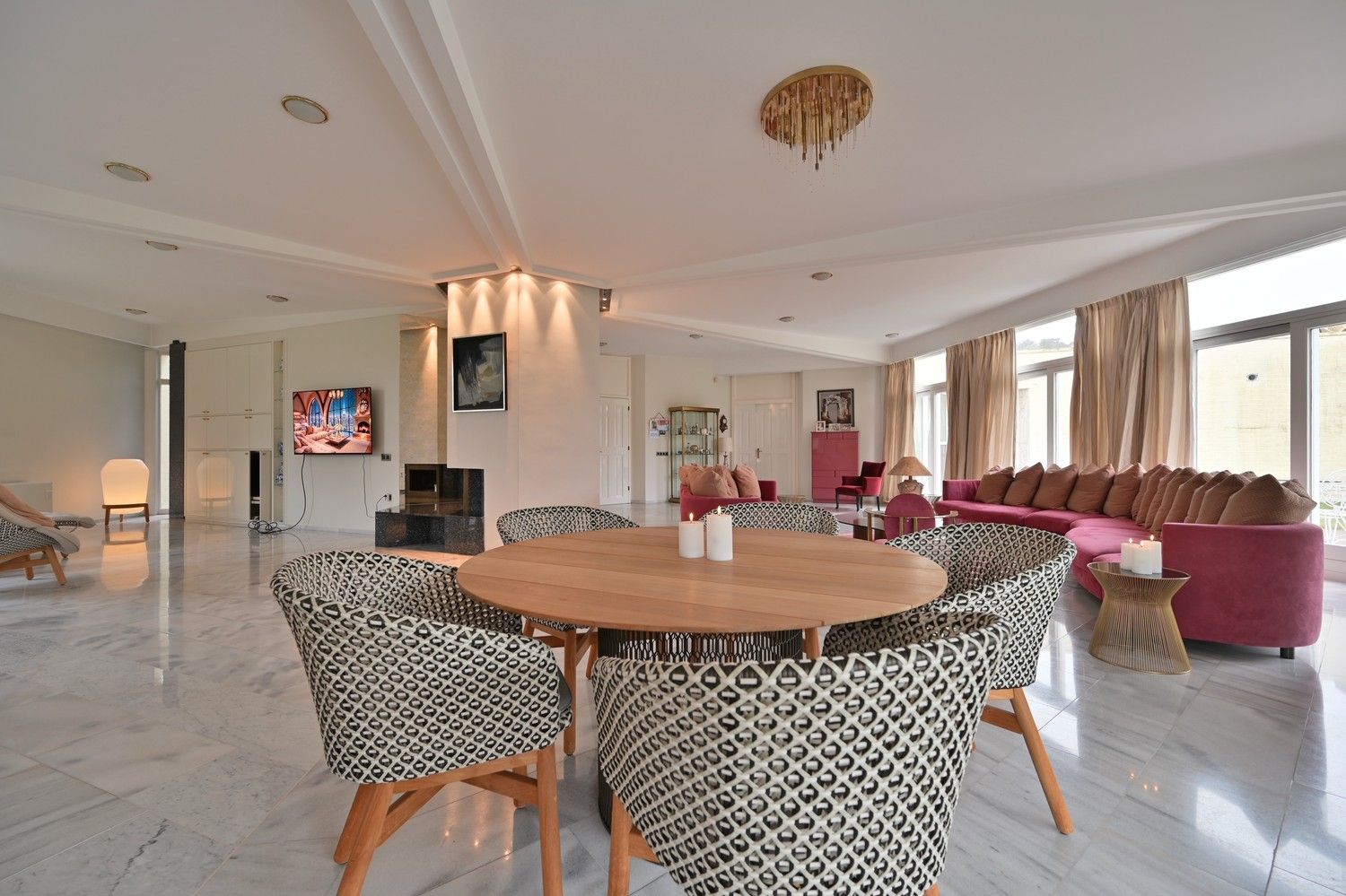 Villa met een uniek, eigentijds ontwerp, fraai gelegen op een perceel van 45a (4.500 m²) in een van de mooiste lanen van Lanaken in villawijk Goudkust te Neerharen foto 7