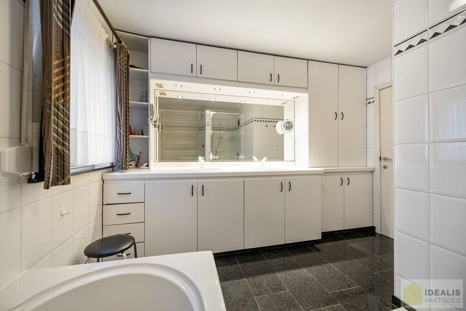 IDEALIS VASTGOED - Aangenaam instapklaar duplexappartement met winkelruimte/werkatelier te Opitter, Bree. Dit ruime duplexappartement omvat +-140 m² netto bewoonbare oppervlakte. Dit multifunctionele pand biedt tal van mogelijkheden dankzij de winkelruimte/het werkatelier van maar liefst +-200m² die vroeger dienst deed als slagerij. Uiterst geschikt voor kandidaten op zoek naar een instapklare woonruimte mét handelsruimte op een gunstige locatie midden in hartje Opitter, Bree! Mogelijkheid wijziging tot ééngezinswoning mits het verkrijgen van een omgevingsvergunning. foto 16