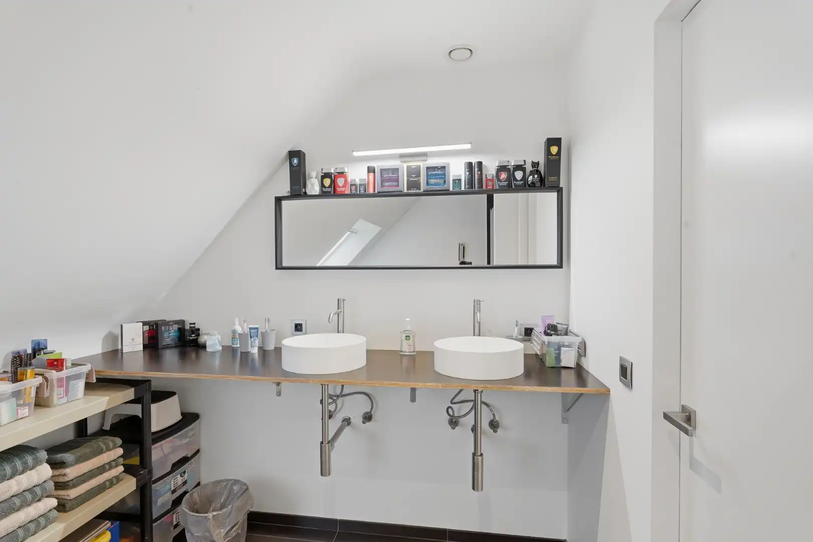 Moderne halfopen bebouwing met zonnige tuin en hoogwaardige afwerking foto 22