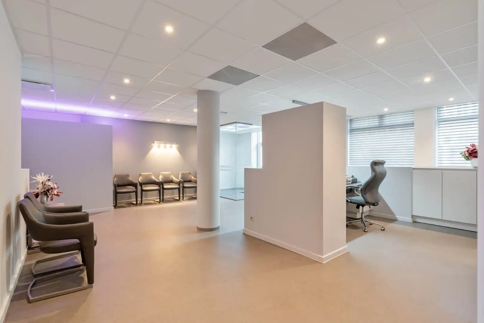 Ruim, zeer energiezuinig kantoor in het centrum van Neeroeteren met diverse mogelijkheden!   foto 5