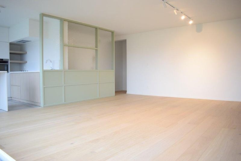 Trendy gerenoveerd app met 2 slaapkamers en garage box. foto {{pictureIndex}}