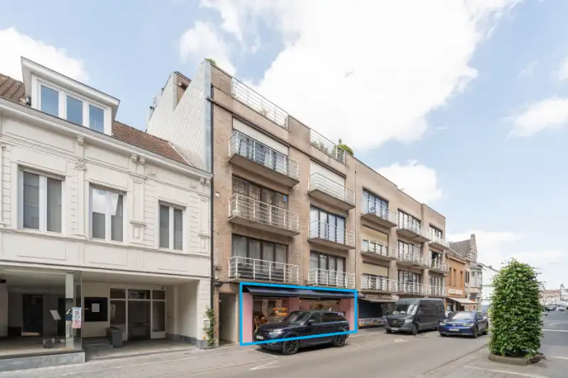 Roeselare-stadskern. Uitstekend gelegen handelspand voor winkel | praktijk | kantoor met 120m2 ruimte + aanpalende garage. Instapklaar en vernieuwd. foto 12