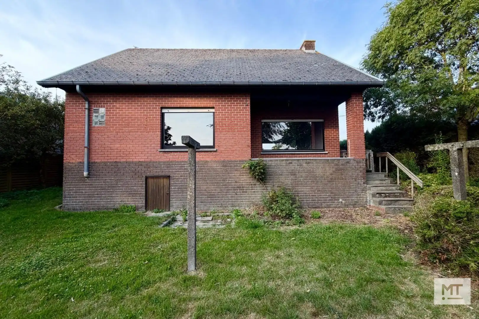 Ruime alleenstaande woning te koop op een rustige locatie te Beselare foto 2