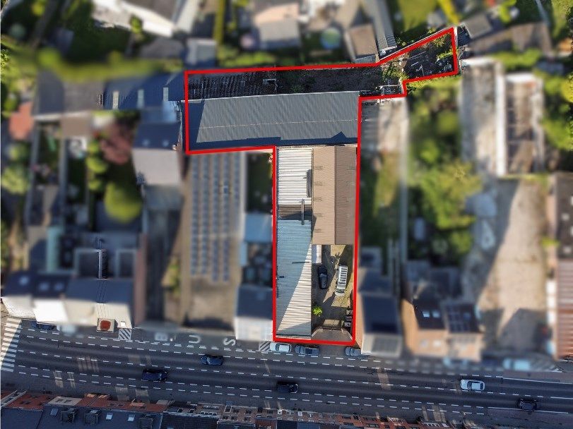 Ruim handelspand met magazijnen, loods, bureelruimte en grote tuin foto 17