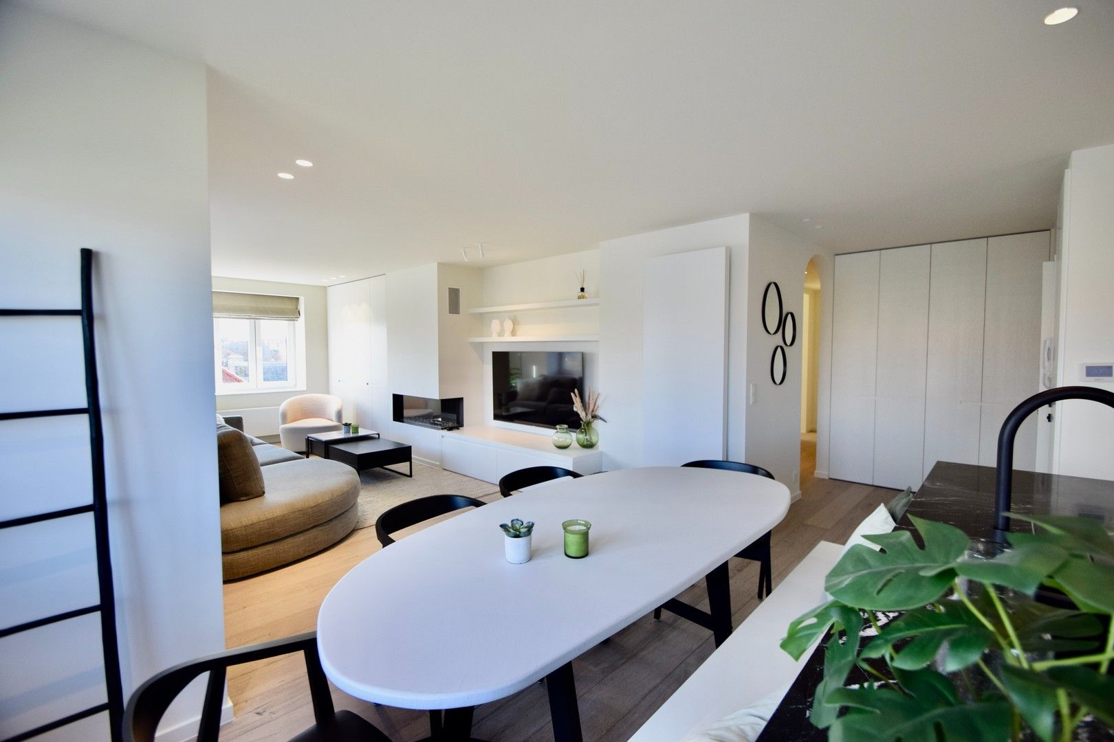 Gerenoveerd hoekappartement, heel rustig gelegen te Knokke,  genietend van een uitgestrekt zicht op het Zegemeer. foto 2