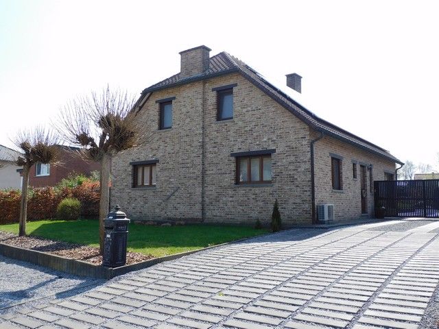 Stijlvolle en energiezuinige villa met zwemvijver op een zuidgericht perceel van 15a 30ca foto {{pictureIndex}}