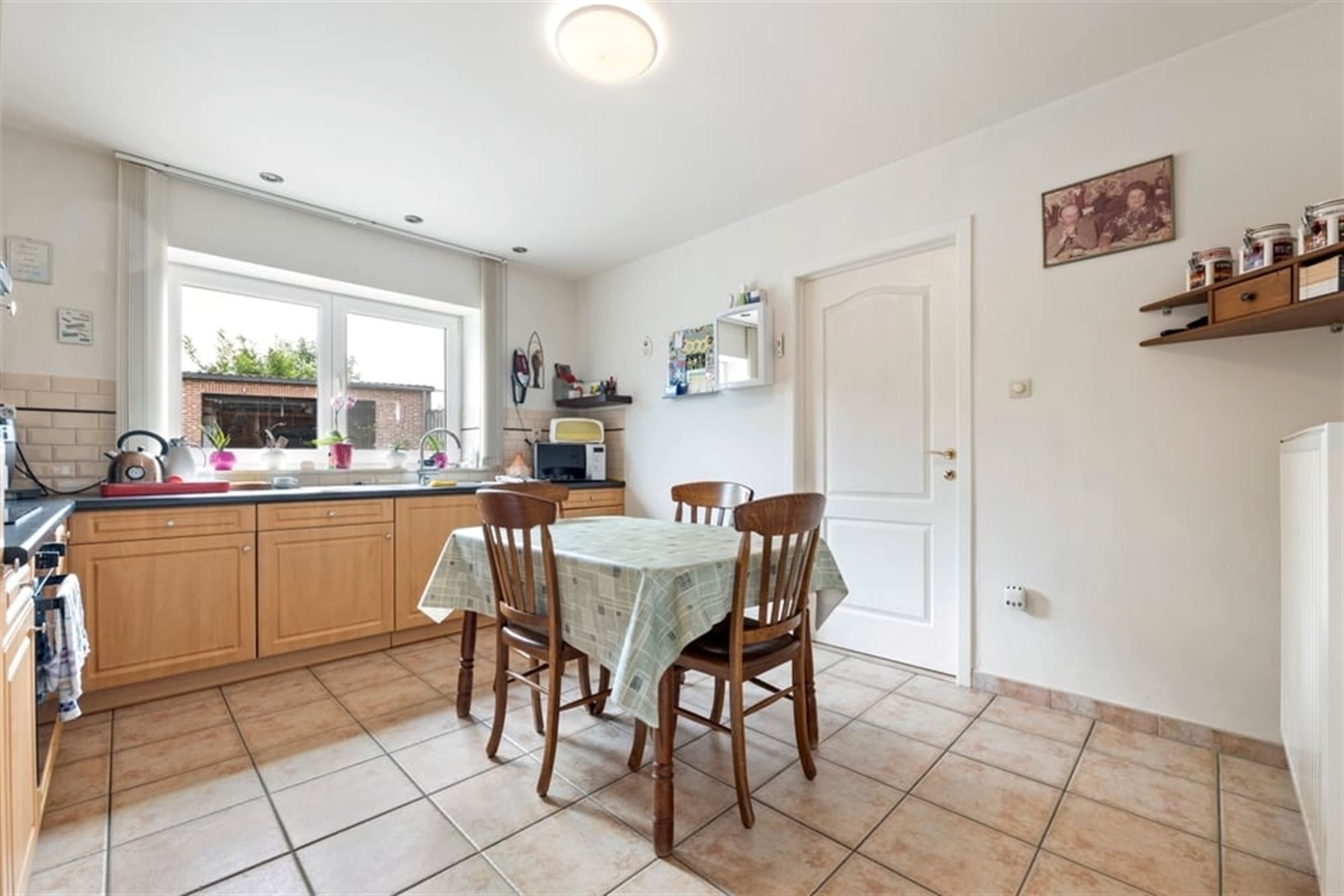 VERRASSEND RUIME GEZINSWONING MET GARAGE IN HEERS  foto 9