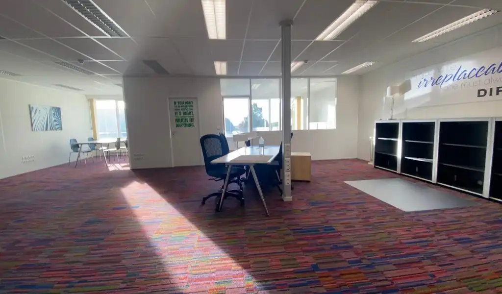 Instapklaar kantoor te huur in Brandstraat, Lokeren foto 9