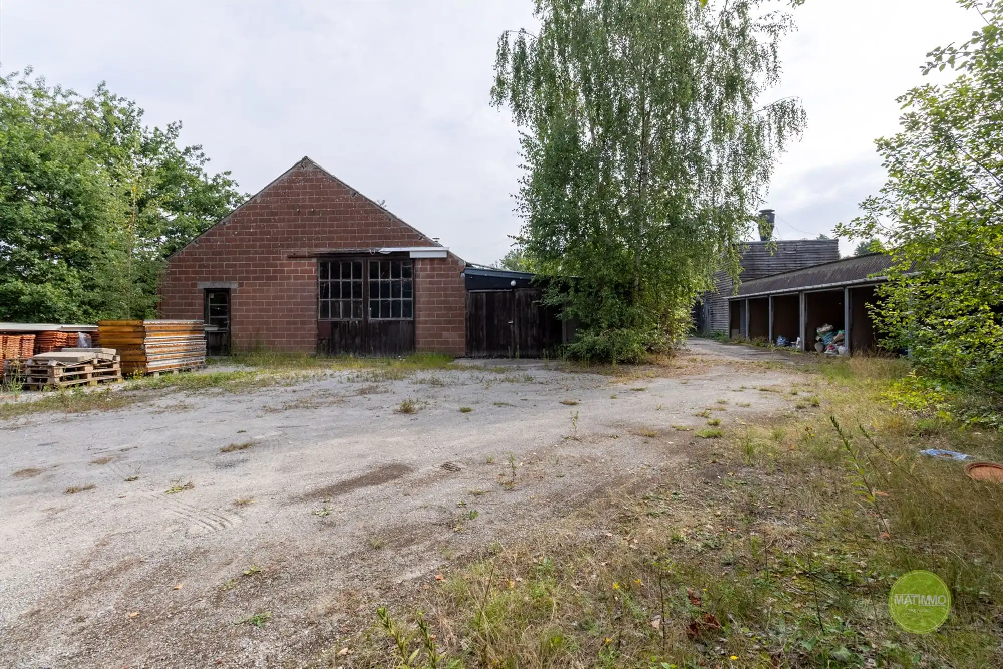 Veelzijdige magazijnruimte op ruim perceel in Mol-Rauw foto {{pictureIndex}}