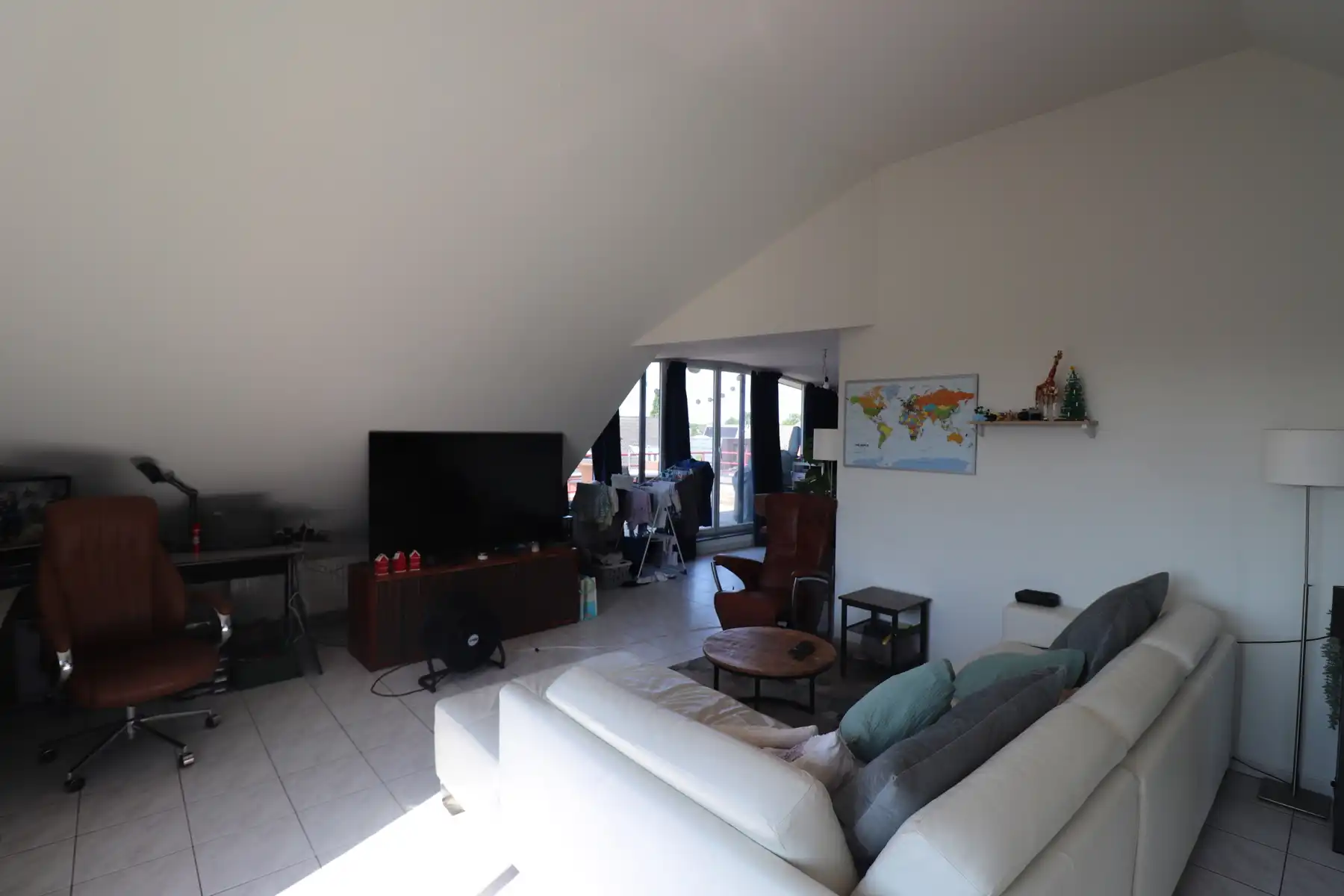 Ruim 1-slaapkamerappartement (121m²) met lift, terras, garage en autostaanplaats. foto 3