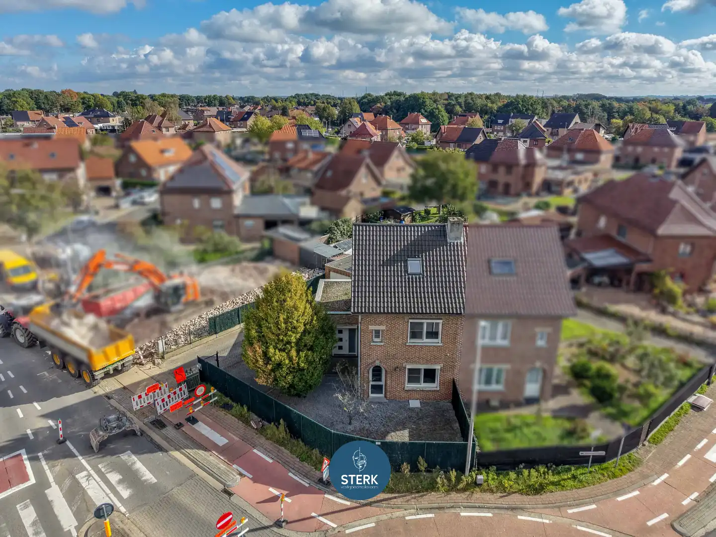 INSTAPKLARE WONING MET 3 SLPKS OP EEN CENTRALE LOCATIE TE MAASMECHELEN !  foto {{pictureIndex}}