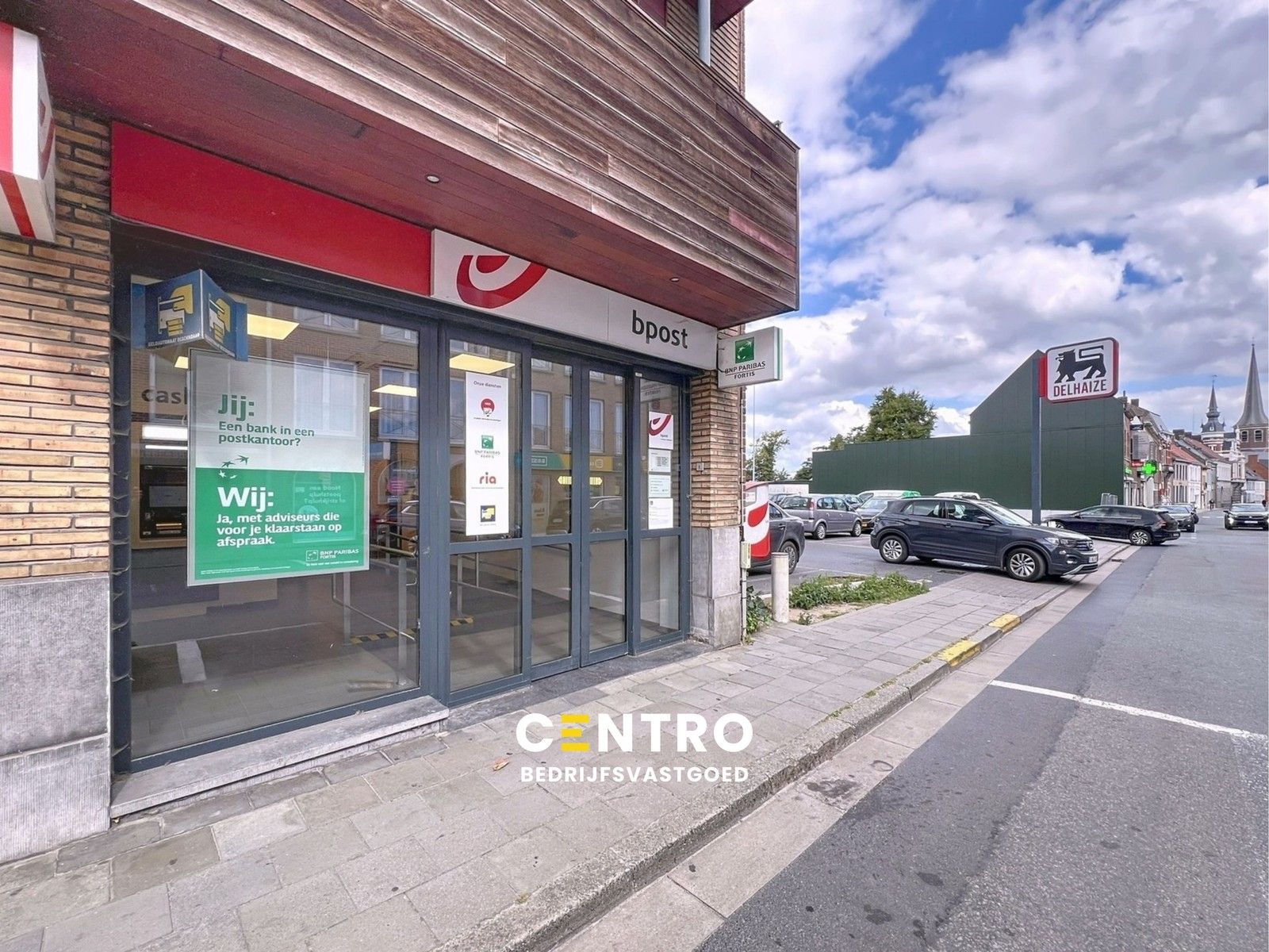 VERHUURD OPBRENGSTEIGENDOM: handelsgelijkvloers (238m²), kwalitatieve huurder BPOST op COMMERCIËLE ligging naast Delhaize te Tielt! foto {{pictureIndex}}