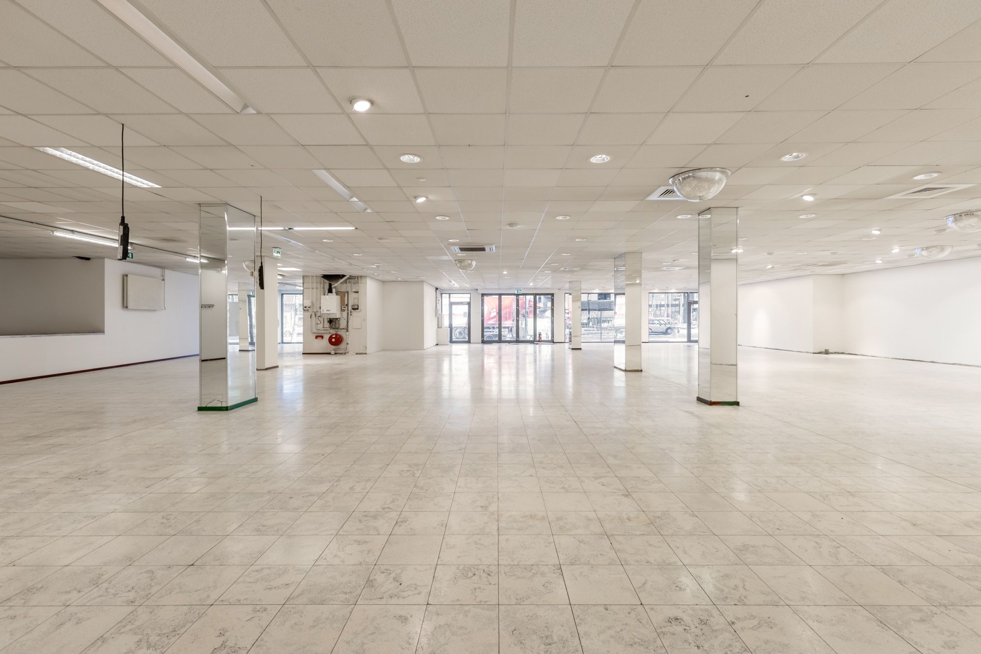 IDEALIS VASTGOED – Extra ruim handelspand (+-500m²!!!) met tal van mogelijkheden op een extra centrale, commerciële zichtlocatie te midden van het centrum in Genk foto 20